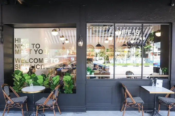 Outdoor area of Simplicité by Fresh Fruits Lab with tables and chairs for cozy café dining ambiance